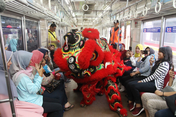 Pada momen libur tahun baru Imlek 2570 PT. Kereta Commuter Indonesia (KCI) turut memeriahkannya dengan menghadirkan pertunjukan Barongsai di Gerbong Commuter Line.