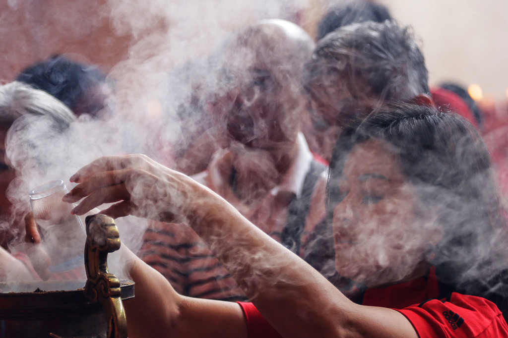 Warga Tionghoa di seluruh dunia merayakan Imlek dengan melakukan sembahyang sebagai wujud syukur atas segala rezeki dan mengharapkan kehidupan lebih baik di tahun shio babi tanah. 