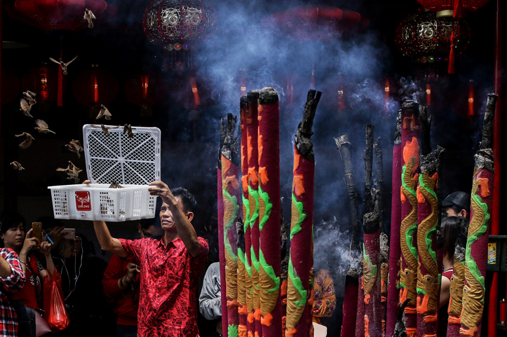 Pengurus vihara berpesan agar Imlek tahun ini dijadikan momen untuk saling membantu sesama warga, meskipun berbeda agama. Salah satunya dengan melakukan kegiatan sosial.