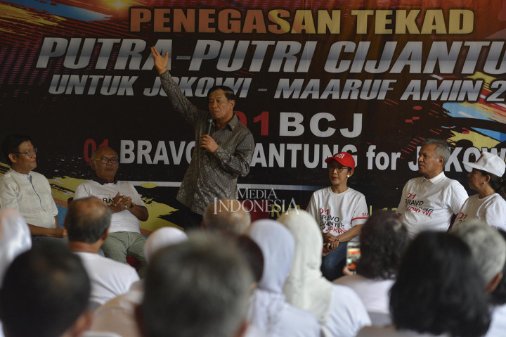 Salah satu mantan anak kompleks Cijantung, Agum Gumelar mengungkapkan alasan pihaknya mendukung pasangan calon (paslon) nomor urut 01 itu. Salah satunya, Jokowi bisa menjadi pelayan masyarakat.