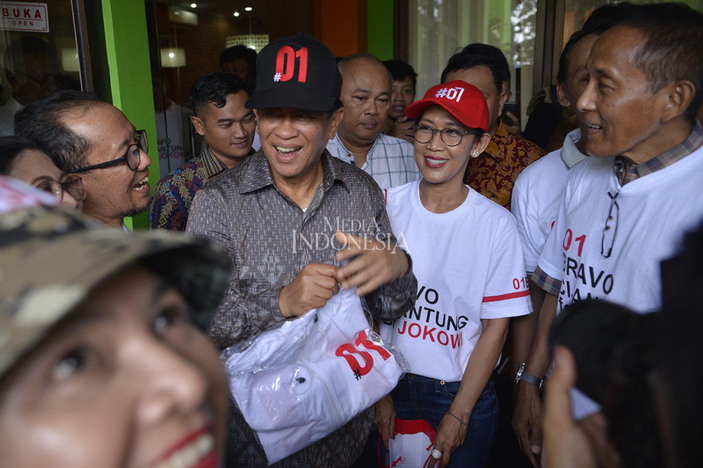 Dia juga mengajak Bravo Cijantung mendukung penuh pemenangan Jokowi-Ma'ruf, namun tidak dengan menghalalkan segala cara. Menurut dia, dalam era demokrasi, ada etika yang tidak boleh dilanggar yaitu memenangkan kontestasi dengan cara yang santun.