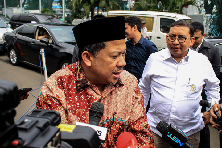 Fahri dan Fadli memberikan keterangan kepada pers. Keduanya mengaku ingin 'melepas' Dhani yang akan ke Surabaya untuk menjalani sidang. 