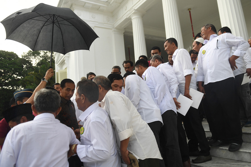 Dalam pertemuan tersebut, para petani menyampaikan keluh kesahnya di depan presiden. Mulai dari banjirnya gula impor yang menyebabkan produksi gula nasional tak bisa terserap, hingga meminta kenaikan biaya pokok produksi (BPP) yang semula Rp 9.700 menjadi Rp 10.500 per kilogram.