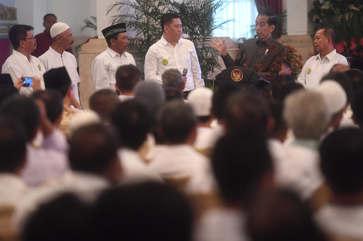 Di depan ratusan petani, Jokowi pun menegaskan akan mengakomodir permintaan tersebut. BPP, ditegaskan pemerintah akan dinaikkan sesuai permintaan petani.