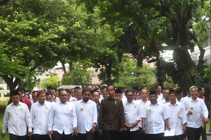 Presiden Joko Widodo bersama sejumlah petani tebu usai acara silaturahmi di Kompleks Istana Kepresidenan, Jakarta.