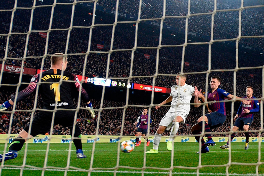 Madrid akhirnya berhasil unggul terlebih dahulu lewat sontekan Lucas Vazquez menyambut umpan matang Karim Benzema pada menit ke-6.