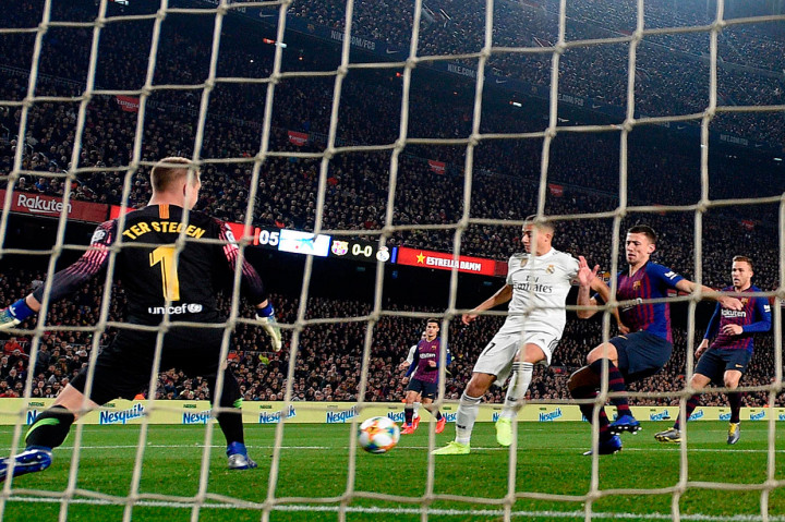 Madrid akhirnya berhasil unggul terlebih dahulu lewat sontekan Lucas Vazquez menyambut umpan matang Karim Benzema pada menit ke-6.