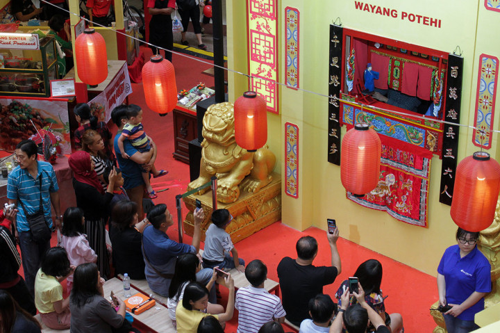 Sedikit demi sedikit kursi penonton yang kosong pun mulai terisi. 