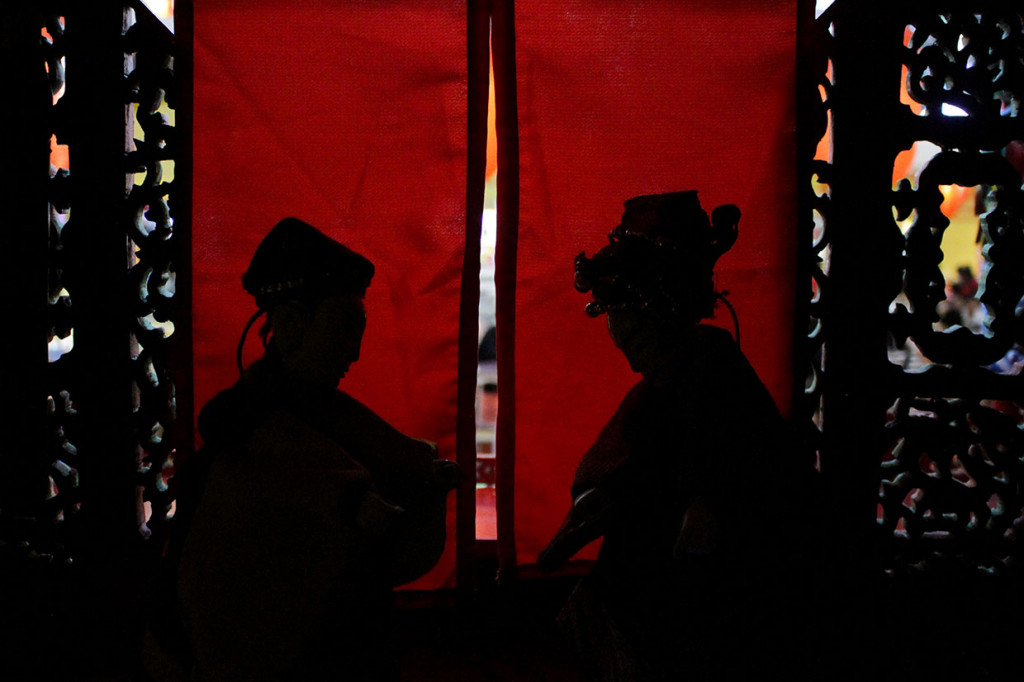 Pementasan wayang potehi biasanya menjamur di awal tahun menjelang perayaan Imlek, dan menjadi ladang rezeki para dalang dan kru nya.