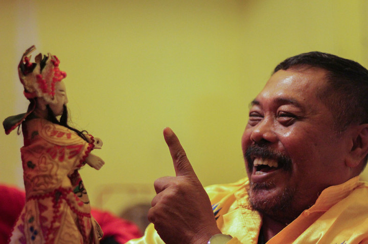 Siang itu, dalang wayang potehi, Sugiyo Waluyo atau akrab dipanggil dalang Subur beserta teman-temannya yang tergabung dalam kelompok Fuk Ho Ann dari Surabaya sedang beraksi. Subur yang menjadi She Hu atau dalang ditemani Sanjaya sebagai Jie Jiu atau asisten. 