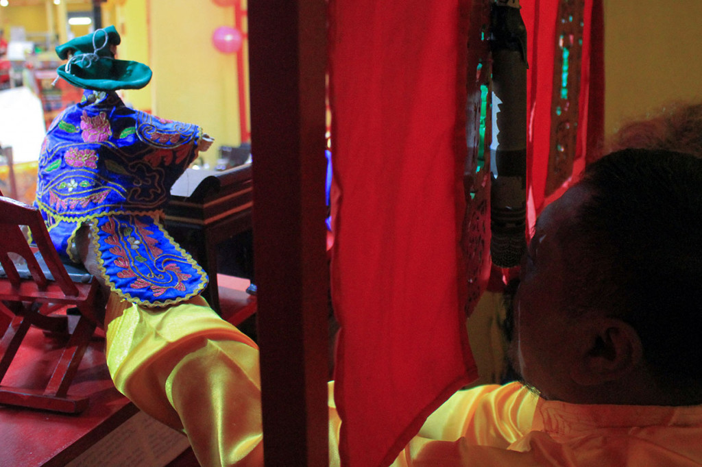 Berada di bilik seluas sekitar tiga meter, mereka ditemani sejumlah pemusik yang selalu siap membawa penonton menikmati cerita. Dalam pementasan tersebut Dalang Subur membawakan cerita 'Sie Kong Hoan Tong' yaitu tentang perjalanan sesosok pendeta yang bernama Sie Kong yang berjuang ingin merebut kembali kedinastian Tong.