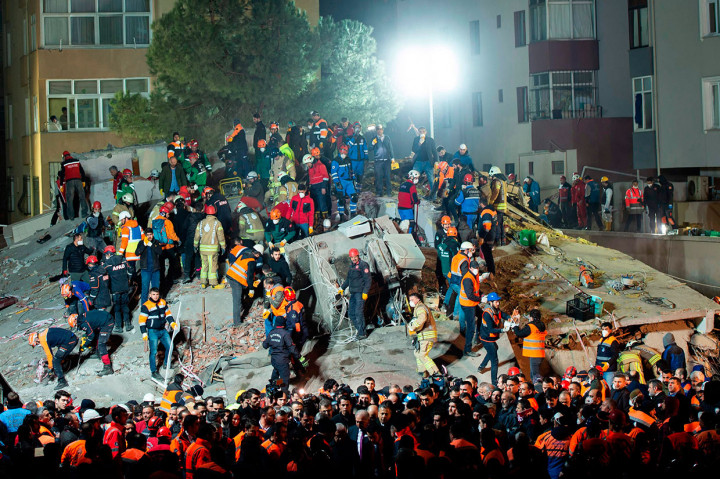 Petugas berusaha mengevakuasi korban di reruntuhan sebuah apartemen yang ambruk di Itanbul, Turki, Rabu, 6 Februari 2019 waktu setempat.