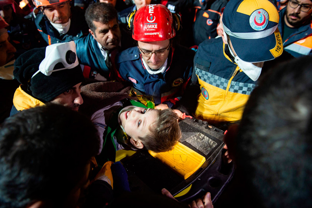 Robohnya apartemen delapan lantai tersebut mengakibatkan sedikitnya dua orang tewas dan beberapa lainnya luka-luka.