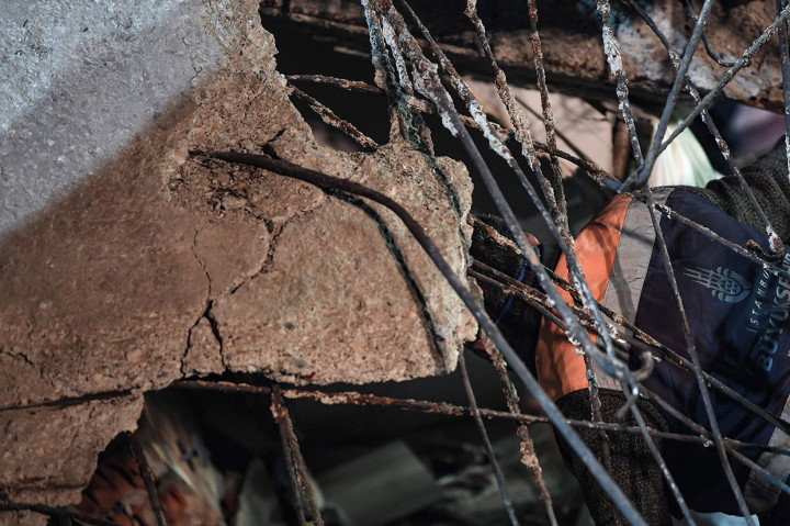 Belum diketahui penyebab robohnya apartemen tersebut, tetapi jaksa telah meluncurkan penyelidikan.