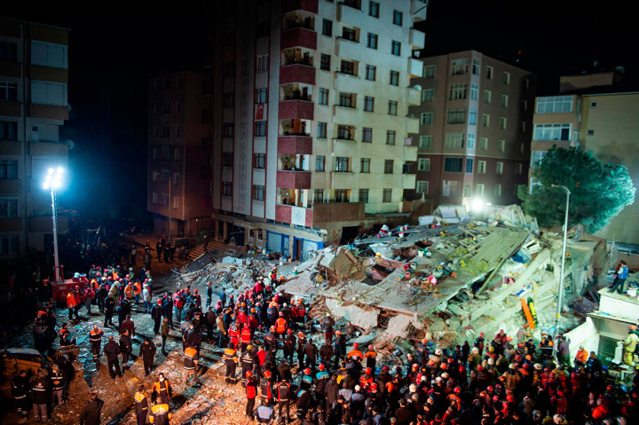 Gubernur Istanbul Ali Yerlikaya mengatakan pihak berwenang setempat menyatakan kepadanya bahwa tiga dari delapan lantai telah ditambahkan secara ilegal.