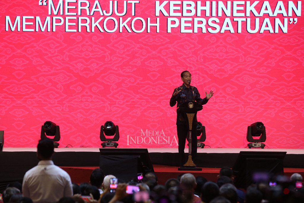 Sementara itu, saat membuka pidatonya, Jokowi mengucapkan selamat tahun baru Imlek menggunakan bahasa China. Jokowi juga mengungkapkan alasannya kenapa baru menghadiri perayaan Imlek pada tahun ini.
