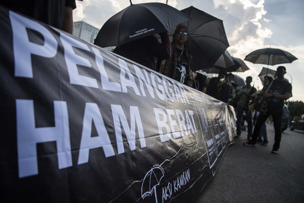 Aktivis Jaringan Solidaritas Korban untuk Keadilan (JSKK) menggelar aksi Kamisan ke-573 di depan Istana Merdeka, Jakarta.
