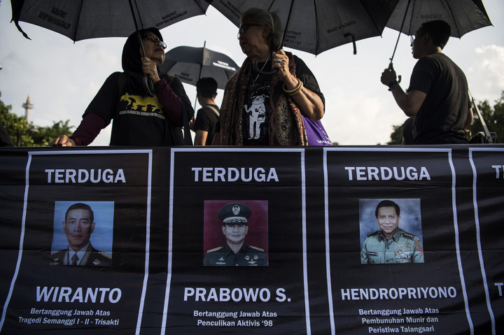 Dalam aksinya, mereka membawa sejumlah spanduk gambar terduga kasus pelanggaran HAM.