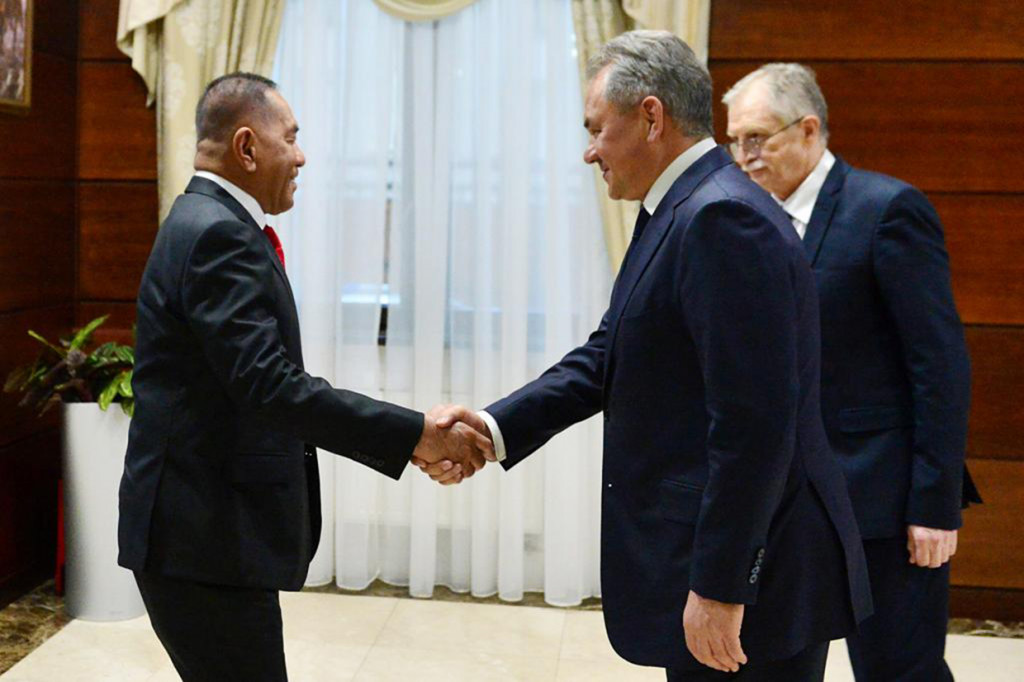 Menteri Pertahan (Menhan) Ryamizard Ryacudu bertemu Menhan Rusia Sergey Shoigu di Gedung Kementerian Pertahanan Rusia, Moskow, Rusia.