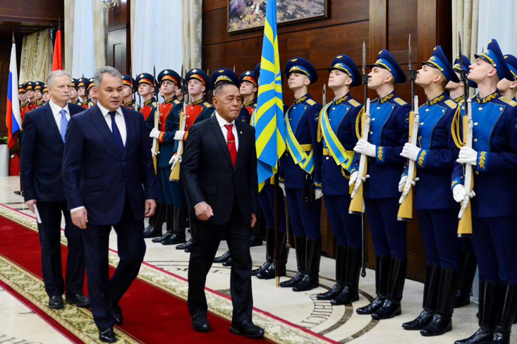 Menteri Pertahan (Menhan) Ryamizard Ryacudu (ketiga dari kiri) didampingi Menhan Rusia Sergey Shoigu (kedua dari kiri) mengikuti upacara penyambutan di Gedung Kementerian Pertahanan Rusia, Moskow, Rusia.