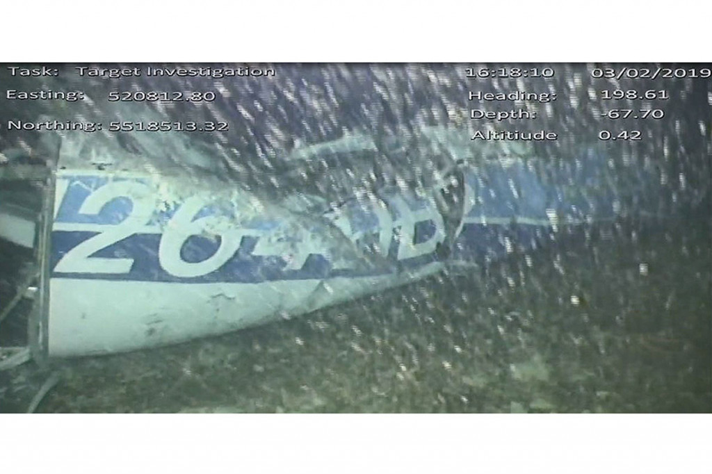 Puing-puing pesawat ditemukan pada Minggu, 3 Februari, setelah pencarian bawah air yang didanai secara pribadi, yang sebelumnya didahului dengan penemuan dua bantal kursi dari pesawat yang terdampar di pantai Prancis.