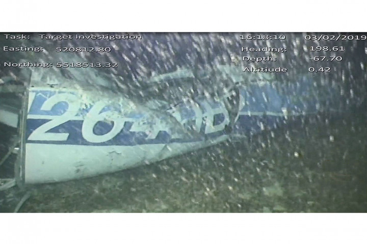 Puing-puing pesawat ditemukan pada Minggu, 3 Februari, setelah pencarian bawah air yang didanai secara pribadi, yang sebelumnya didahului dengan penemuan dua bantal kursi dari pesawat yang terdampar di pantai Prancis.