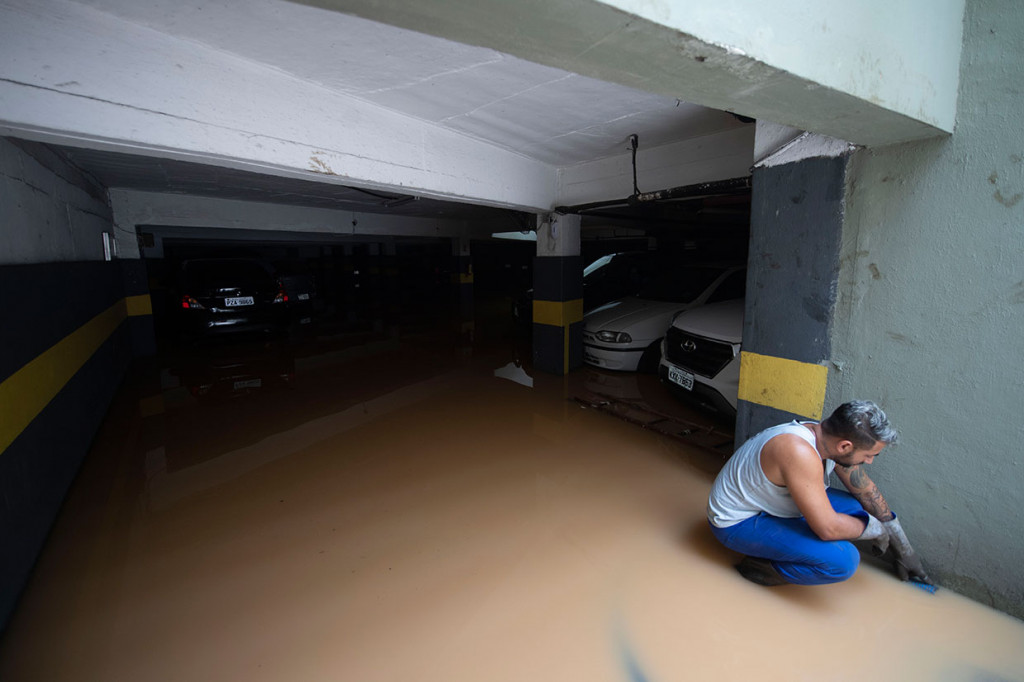 Sebagian wilayah Rio de Janeiro terendam banjir pascabadai menerjang.