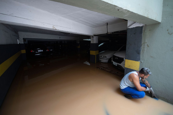 Sebagian wilayah Rio de Janeiro terendam banjir pascabadai menerjang.