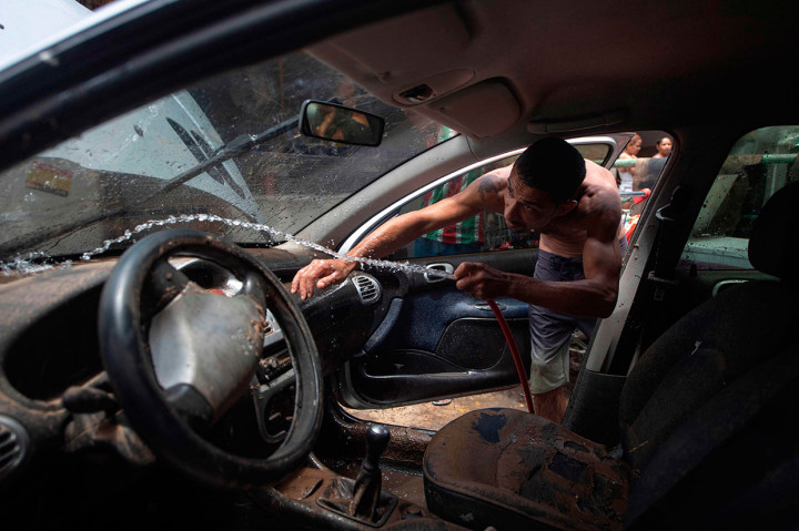 Selain kerugian materi, badai juga mengakibatkan sedikitnya lima orang tewas.