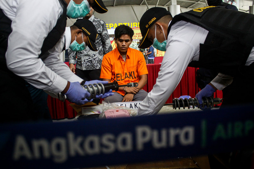 Tersangka penyelundupan narkoba jenis sabu beserta barang bukti diperlihatkan saat ungkap kasus di Terminal Keberangkatan 2 Bandara Internasional Juanda, Surabaya, Jawa Timur, Jumat, 8 Februari 2019. Antara Foto/Umarul Faruq