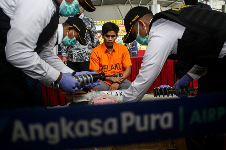 Tersangka penyelundupan narkoba jenis sabu beserta barang bukti diperlihatkan saat ungkap kasus di Terminal Keberangkatan 2 Bandara Internasional Juanda, Surabaya, Jawa Timur, Jumat, 8 Februari 2019. Antara Foto/Umarul Faruq