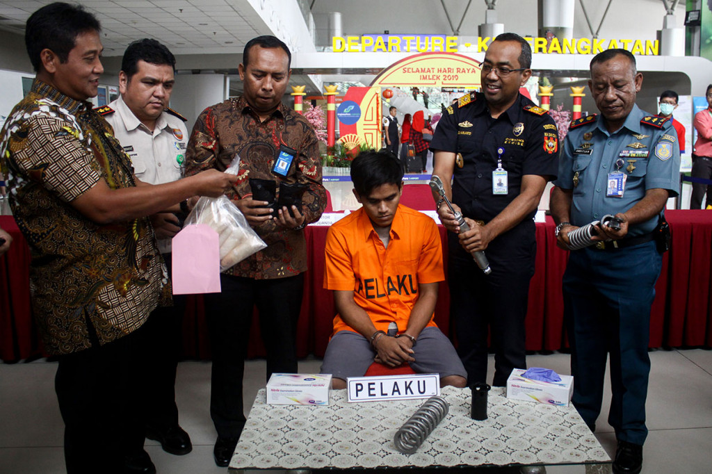 Direktorat Jenderal Bea dan Cukai bekerja sama dengan Satuan Tugas Pengamanan (Satgas Pam) Bandara Internasional Juanda berhasil menggagalkan upaya penyelundupan narkoba jenis sabu seberat 1,1 kg yang dimasukkan ke dalam shockbreaker. Antara Foto/Umarul Faruq