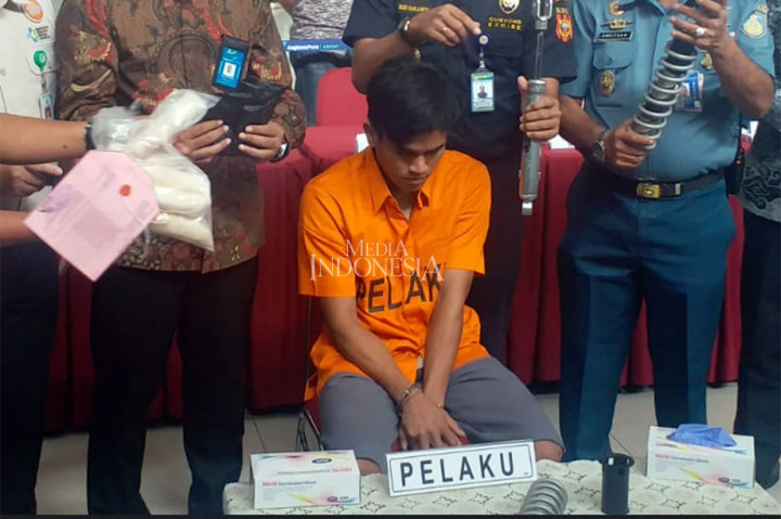 Pelaku ditangkap petugas saat turun dari pesawat AirAsia Nomor Penerbangan QZ-325 rute Kuala Lumpur-Surabaya pada 24 Januari 2018 lalu. Pelaku pembawa sabu ini adalah Ahmad Zuhari, 26, warga Jalan MT Haryono Datuk Bandar Timur Tanjung Balai Sumatra Utara. MI/Heri Susetyo