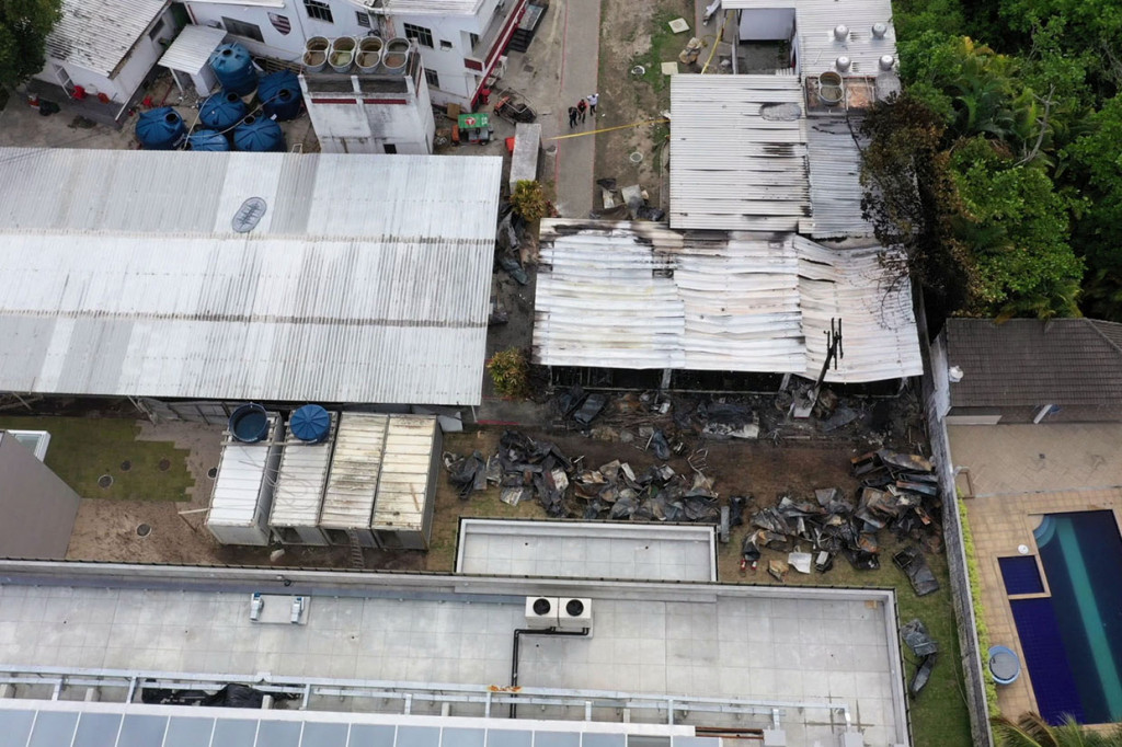 Pemandangan pusat pelatihan klub Flamengo pascaterjadinya kebakaran, di Vargem Grande neighborhood, sebelah barat Rio de Janeiro, Jumat, 8 Februari 2019 waktu setempat.