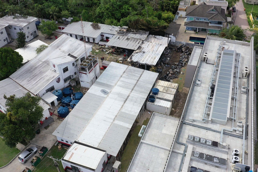 Kebakaran di kamp pelatihan yang menampung pemain remaja berusia 14-17 tahun tersebut terjadi sebelum fajar saat penghuni tengah tertidur lelap.