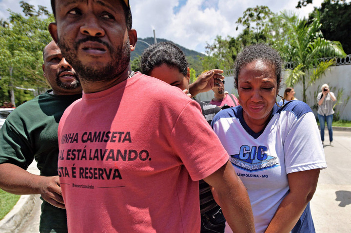 Kerabat dengan berlinang air mata bergegas ke fasilitas tersebut untuk mencari informasi tentang orang-orang yang mereka sayangi.