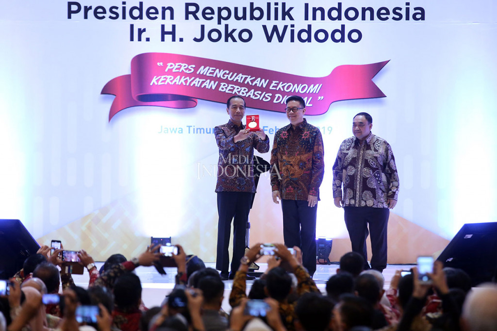 Penghargaan tersebut diberikan karena Jokowi dinilai sebagai tokoh yang memiliki kepedulian terhadap pers.