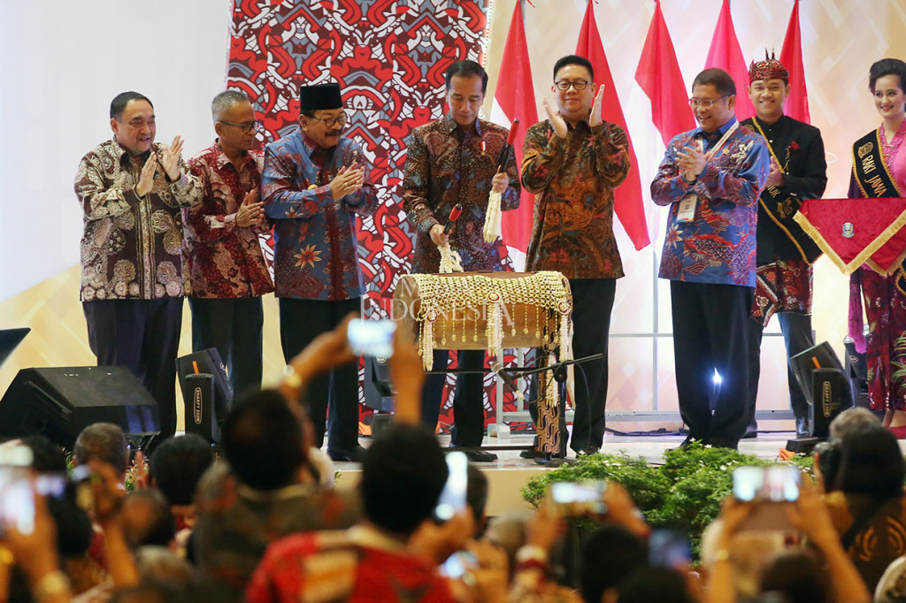 Jokowi berharap, di tengah kegaduhan dan masifnya peredaran berita bohong atau hoaks, media konvensional yang profesional dapat menjadi pengendali suasana, mencari kebenaran dan fakta.