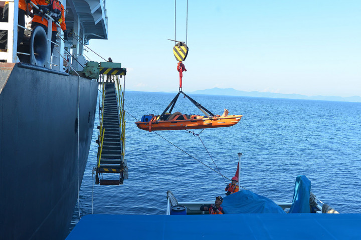 Tim SAR menggunakan crane menurunkan anak buah kapal (ABK), Noel N Del Rosarii, warga Filipina saat dievakuasi dari kapal kargo MV Shimanami Star berbendera Bahamas ke kapal Basarnas, KN Krisna di Teluk Benggala, di antara Pulau Aceh dan Sabang, Sabtu, 9 Februari 2019. 