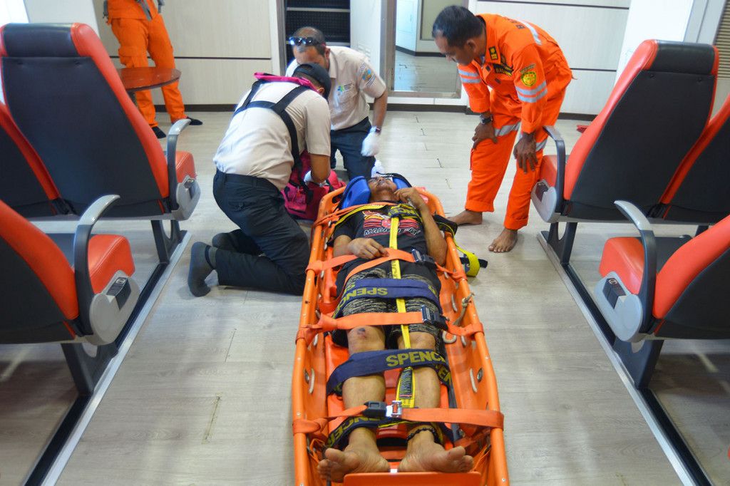 ABK yang mengalami kecelakaan kerja patah tangan dan kaki itu dirujuk ke Rumah Sakit Zainal Abidin, Banda Aceh untuk mendapat perawatan.