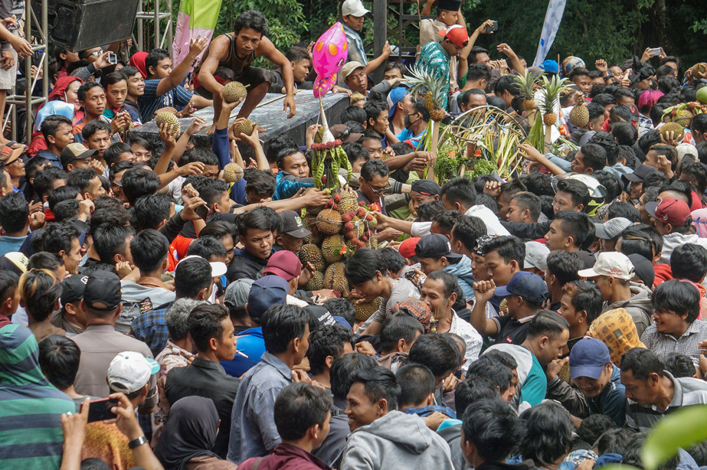 Festival Durian Lolong yang menampilkan 23 gunungan durian yang dilombakan dari berbagai kecamatan tersebut bertujuan melestarikan tanaman durian lokal dan sebagai wujud syukur atas melimpahnya hasil durian serta memupuk rasa berbagi kepada sesama. 