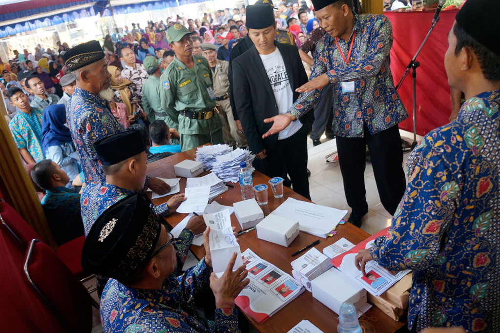 Wakil Bupati Trenggalek Moch Nur Arifin (ketiga kanan) meninjau pelaksanaan pilkades serentak di Desa Sumberingin.