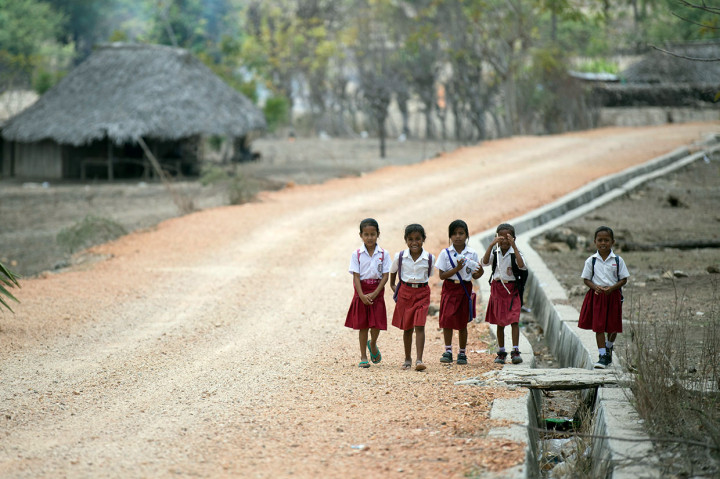 Pulau Sabu adalah pulau terluar di bagian selatan Indonesia yang terletak di antara Pulau Sumba dan Pulau Rote. Di pulau yang dikenal juga dengan sebutan Sawu tersebut intensitas hujan sangat rendah. Apalagi saat itu sedang musim kemarau. Aroma tandus sangat terasa.
