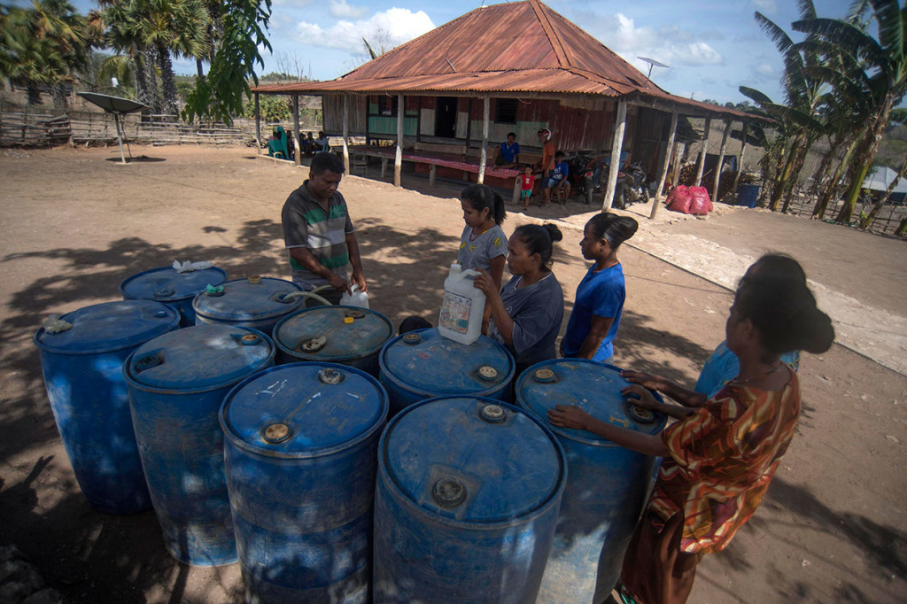 Harga BBM di pulau tersebut bisa mencapai kisaran Rp 100.000 per liter. Selain mahal, warga pun dijatah 1,5 liter seukuran botol air mineral. Mahal, dijatah, dan mendapatkannya pun masih butuh perjuangan. 