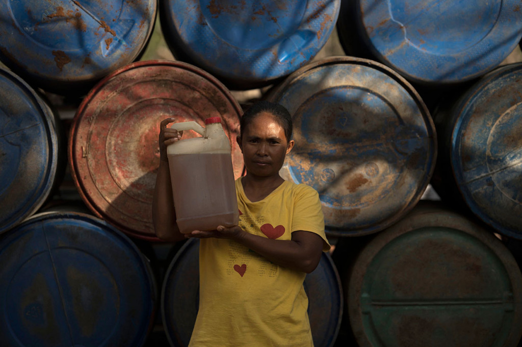 Bensin yang berhasil Alex beli pun ternyata belum menggerakkan mesin traktor secara maksimal. Traktor seharusnya diisi BBM penuh sekitar 3,5 liter membajak lahan. Mereka juga butuh BBM untuk mesin penyiram lahan. Tak heran kalau hasil panen bawang mereka saat itu hanya 400-500 kilogram karena area tanamnya berkisar pada satu atau dua are saja.