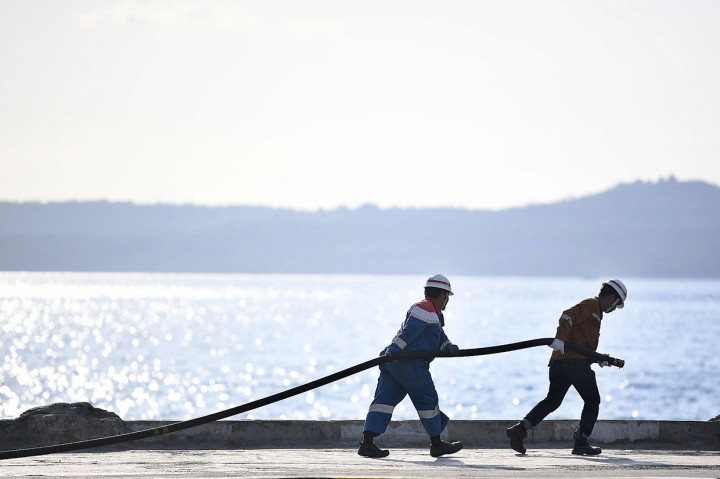 Stasiun pengisian bahan bakar umum (SPBU) kompak dan agen premium dan minyak solar (APMS) dibangun di Pulau Sabu, mengubah asa masyarakat Pulau Sabu. Program BBM Satu Harga yang dijalankan Pertamina ini memberikan angin segar bagi para petani bawang di desa tersebut.