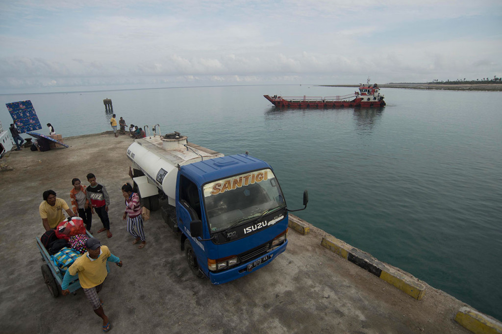 Untuk membawa pasokan BBM ke Pulau Sabu, bukan pekerjaan mudah. Harus menerjang lautan sekitar 20 jam, bahkan bisa 30 jam jika cuaca sedang tidak bersahabat. Dari Terminal BBM di Kupang, BBM dialirkan ke tangki kemudian baru dibawa ke dermaga untuk diisi ke kapal tongkang. Selanjutnya, kapal siap membawa BBM menyeberangi Laut Sabu (Savu Sea) menuju Sabu. BBM Satu Harga pun, mengalir menuju para petani bawang serta usaha kecil lainnya di Pulau Sabu. Sebuah perjuangan untuk keadilan energi, inilah BBM Satu Harga persembahan Pertamina untuk Indonesia tercinta.