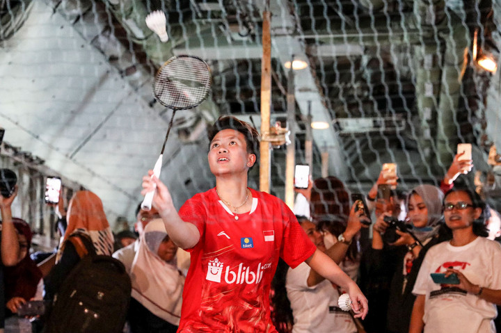 Peraih medali emas Olimpiade 2016 Liliyana Natsir (Butet) bermain bulu tangkis di dalam pesawat Hercules C-130 milik TNI AU saat berada di ketinggian 17,500 kaki di wilayah udara Jakarta, Sabtu, 9 Februari 2019. Antara Foto/Humas PP PBSI-Widya Amelia