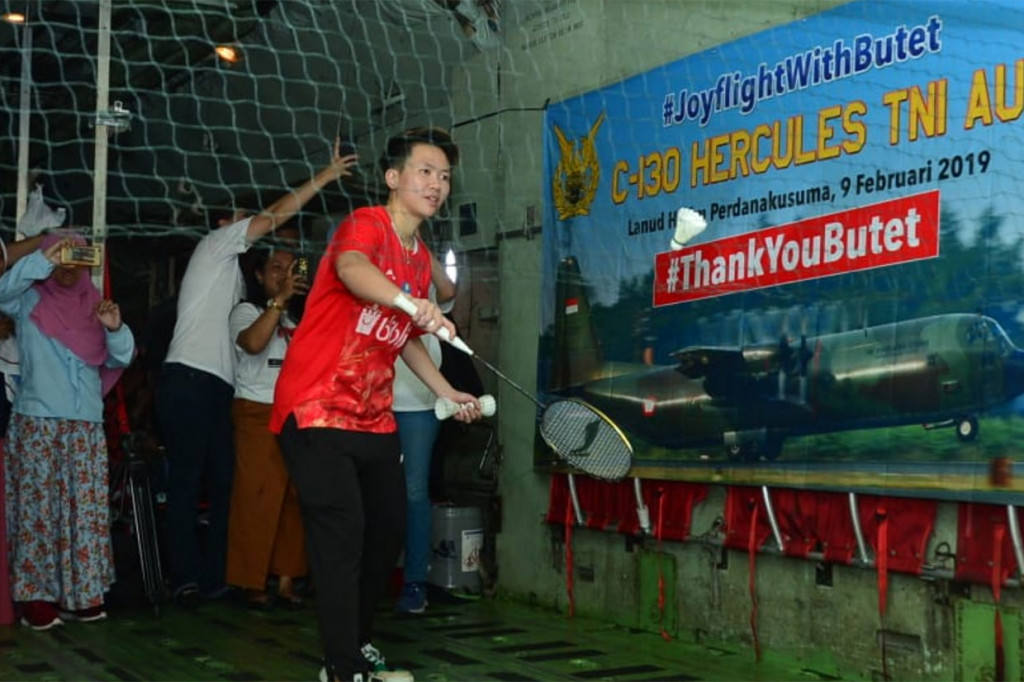 Ia bermain dengan Debby Susanto, rekan sesama pelatnas yang juga sudah pensiun, Kepala Sub Dinas Penerangan Umum Dinas Penerangan Angkatan Udara Letkol Sus Muhammad Yuris, dan para kru penerbang. Dispen AU