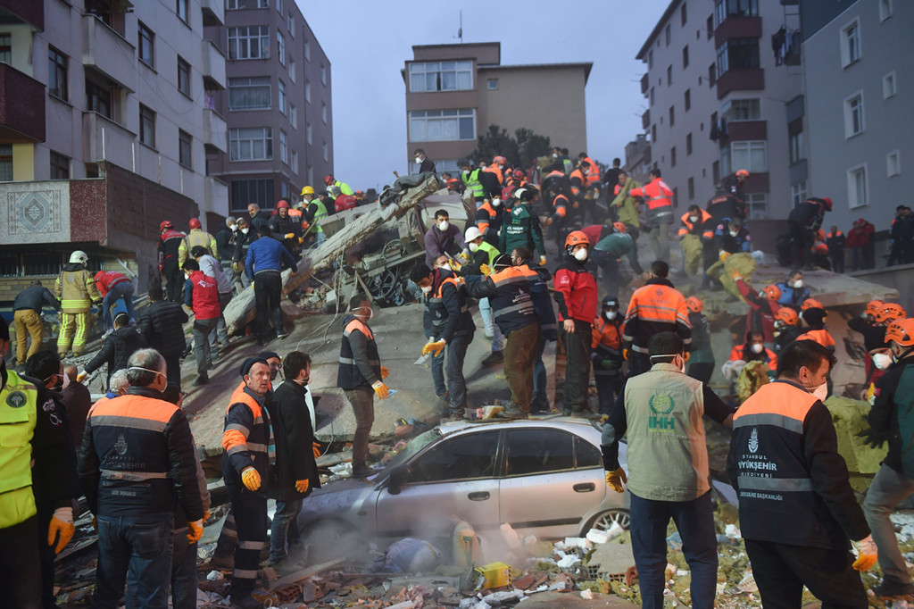 Sebuah media Turki menuliskan bahwa tiga lantai dari gedung apartemen tersebut dibangun secara ilegal. Disebutkan bahwa pembangunan ilegal merupakan praktik yang cukup umum di Istanbul. Afp Photo/Bulent Kilic

